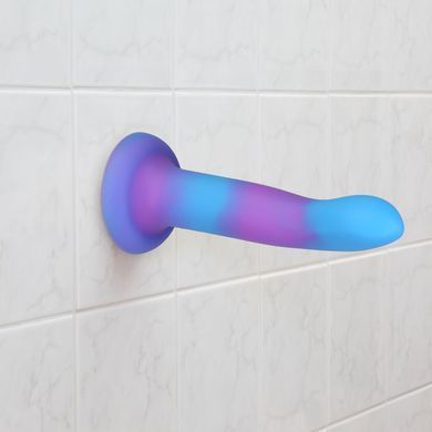 Светящийся в темноте фаллоимитатор ADDICTION Rave 8&Prime; Glow in the Dark Dildo Blue Purple, 20,3 см SO6851 фото